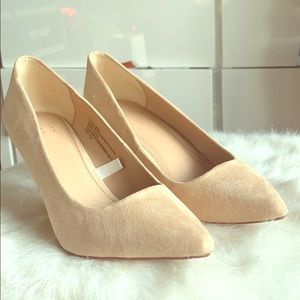 Nude pumps